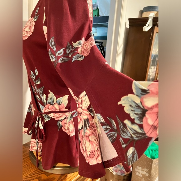 IZ BYER SIZE L WRAP V-NECK TOP W/FLAIR BELL SLEEVES, PEPLUM & TURQUOISE NECKLACE - Picture 8 of 12